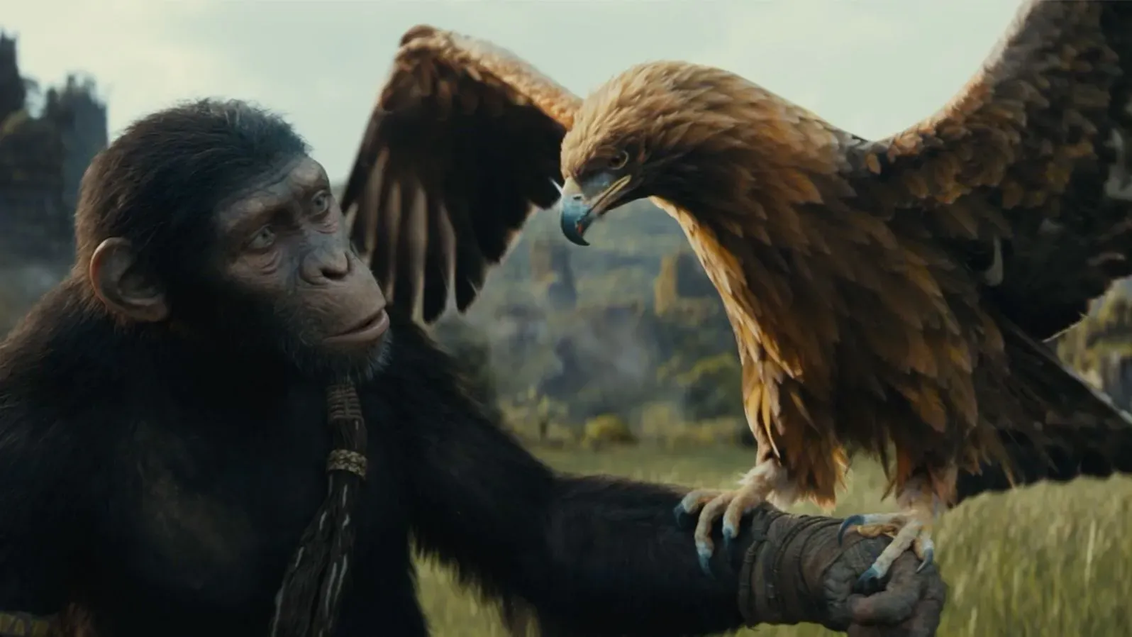 قرد يتفاعل مع طائر على ذراعه في مشهد من أفلام تحتوي على مشاهد CGI، يقترن بتوقعات جوائز الأوسكار.