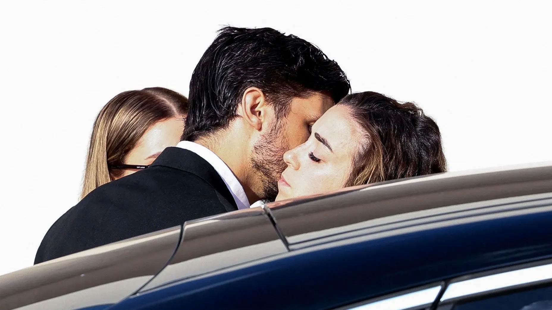 زوجة ديوجو جوتا تحتضن معزين عند وصولها إلى الكنيسة لجنازة زوجها وشقيقه، وسط أجواء من الحزن والمواساة.