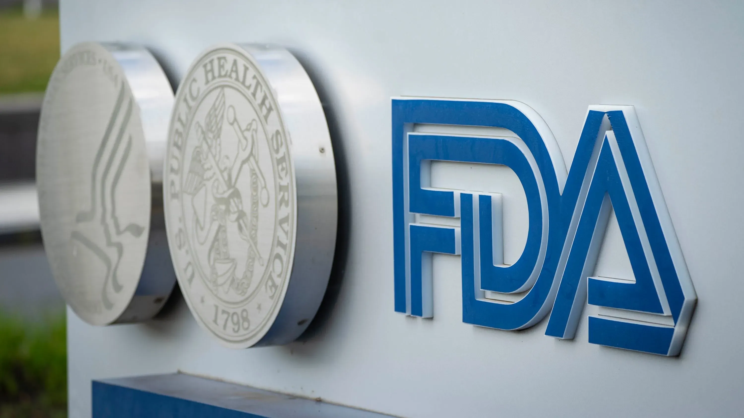 شعار إدارة الغذاء والدواء الأمريكية (FDA) مع رموز الصحة العامة، يشير إلى سحب منتجات علاج حب الشباب بسبب وجود مادة البنزين.