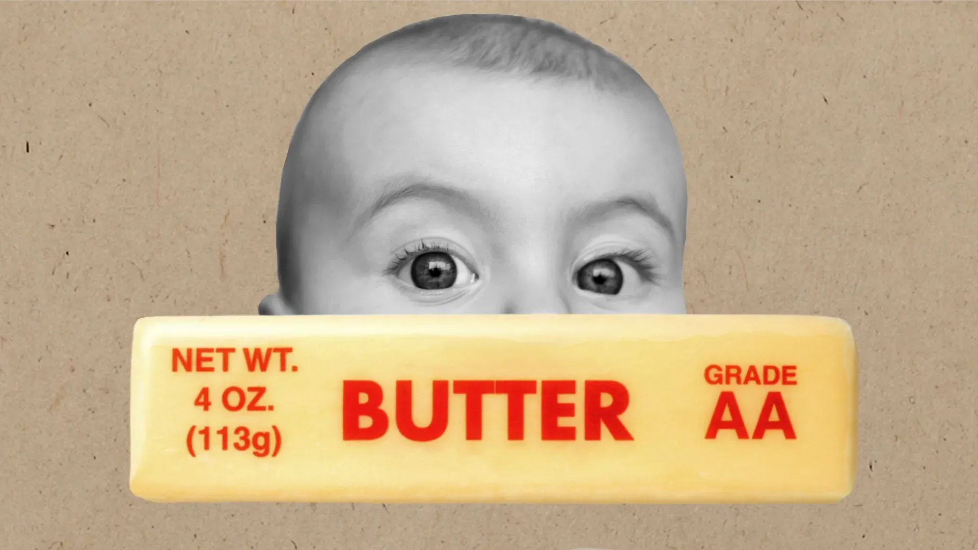 طفل صغير يظهر رأسه خلف علبة زبدة مكتوب عليها "زبدة" باللون الأحمر، مما يعكس الاتجاهات الحديثة في تغذية الأطفال.