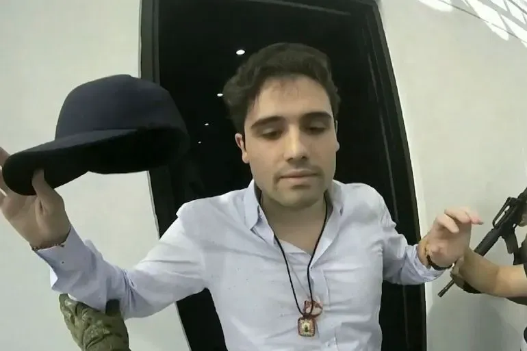 أوفيديو غوزمان لوبيز، نجل إل تشابو، يظهر في مشهد مثير للجدل بعد اعتقاله، حيث يواجه تهم تهريب مخدرات خطيرة في الولايات المتحدة.