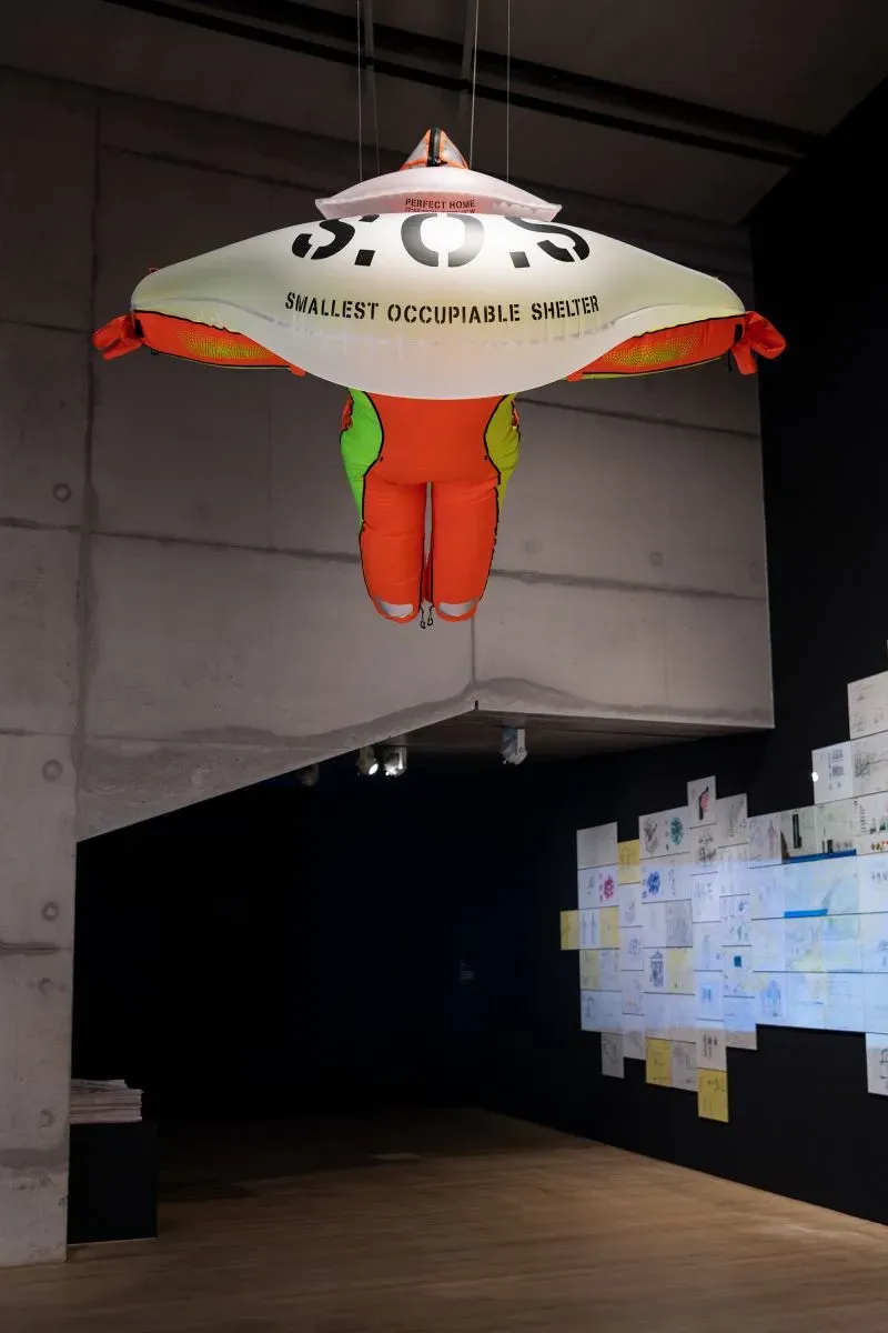 عمل فني معلق يمثل "أصغر مأوى قابل للسكن"، يجسد مفهوم المساحات الانتقالية في معرض سوه في تيت مودرن بلندن.
