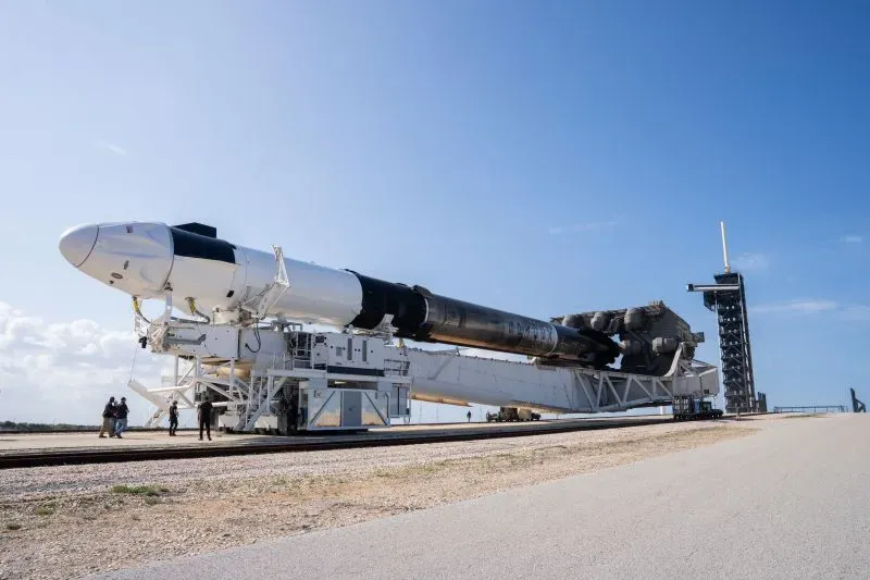 كبسولة سبيس إكس جاهزة للإطلاق، تحمل طاقماً مكوناً من أربعة ركاب، في مهمة تاريخية فوق قطبي الأرض.