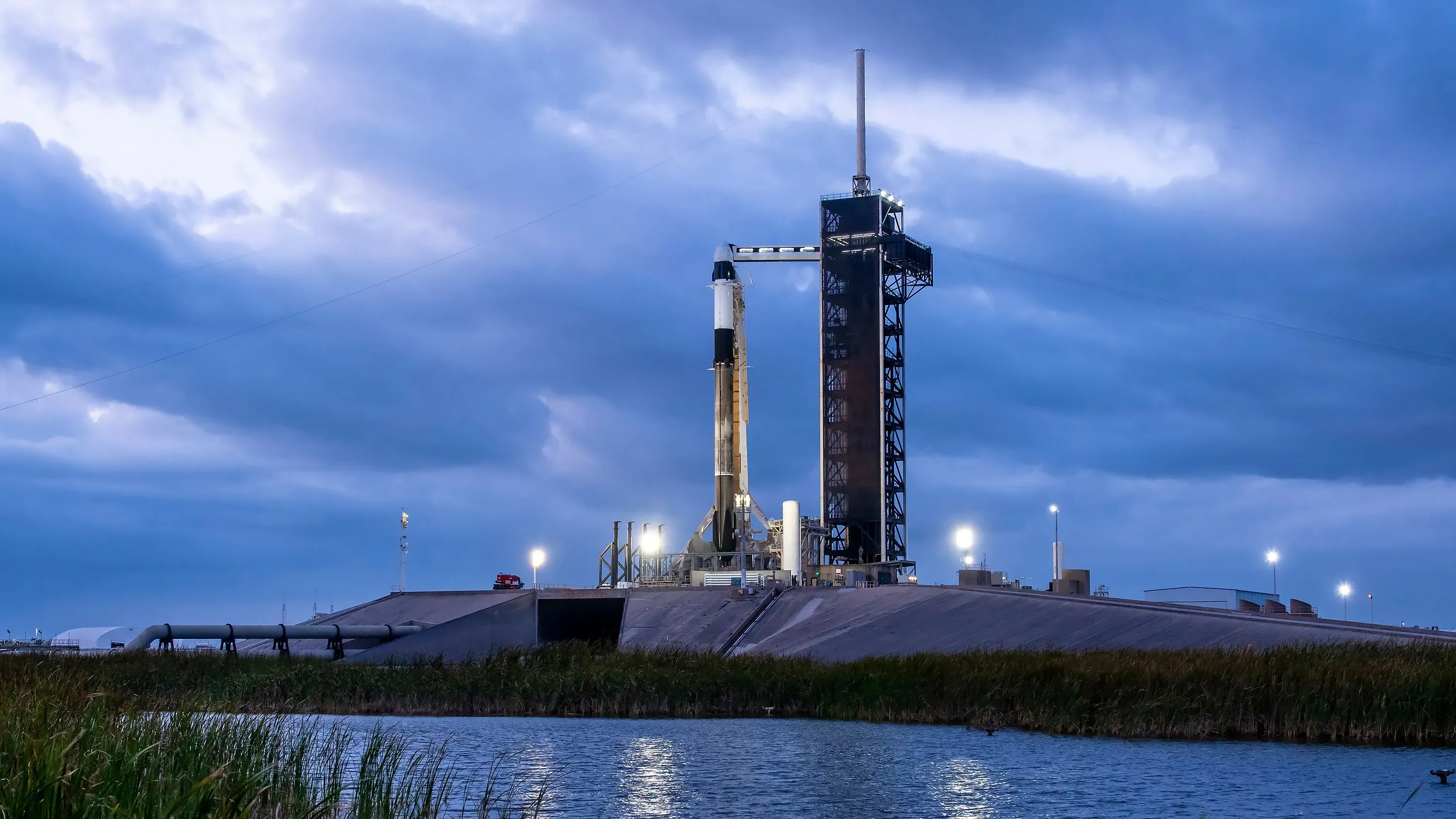 صورة منصة إطلاق سبيس إكس في فلوريدا، حيث تستعد كبسولة "فرام 2" لنقل طاقم مكون من أربعة ركاب في رحلة فريدة فوق قطبي الأرض.
