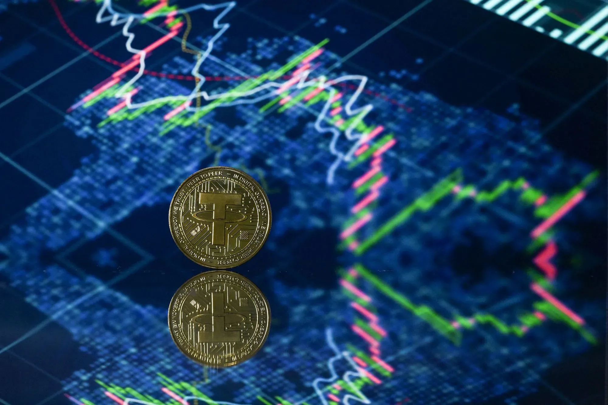 عملة مشفرة مع شعار "تيثر" على خلفية بيانات سوقية، تعكس المخاوف من الاحتيال في صناعة العملات المستقرة وتحديات قانون GENIUS.