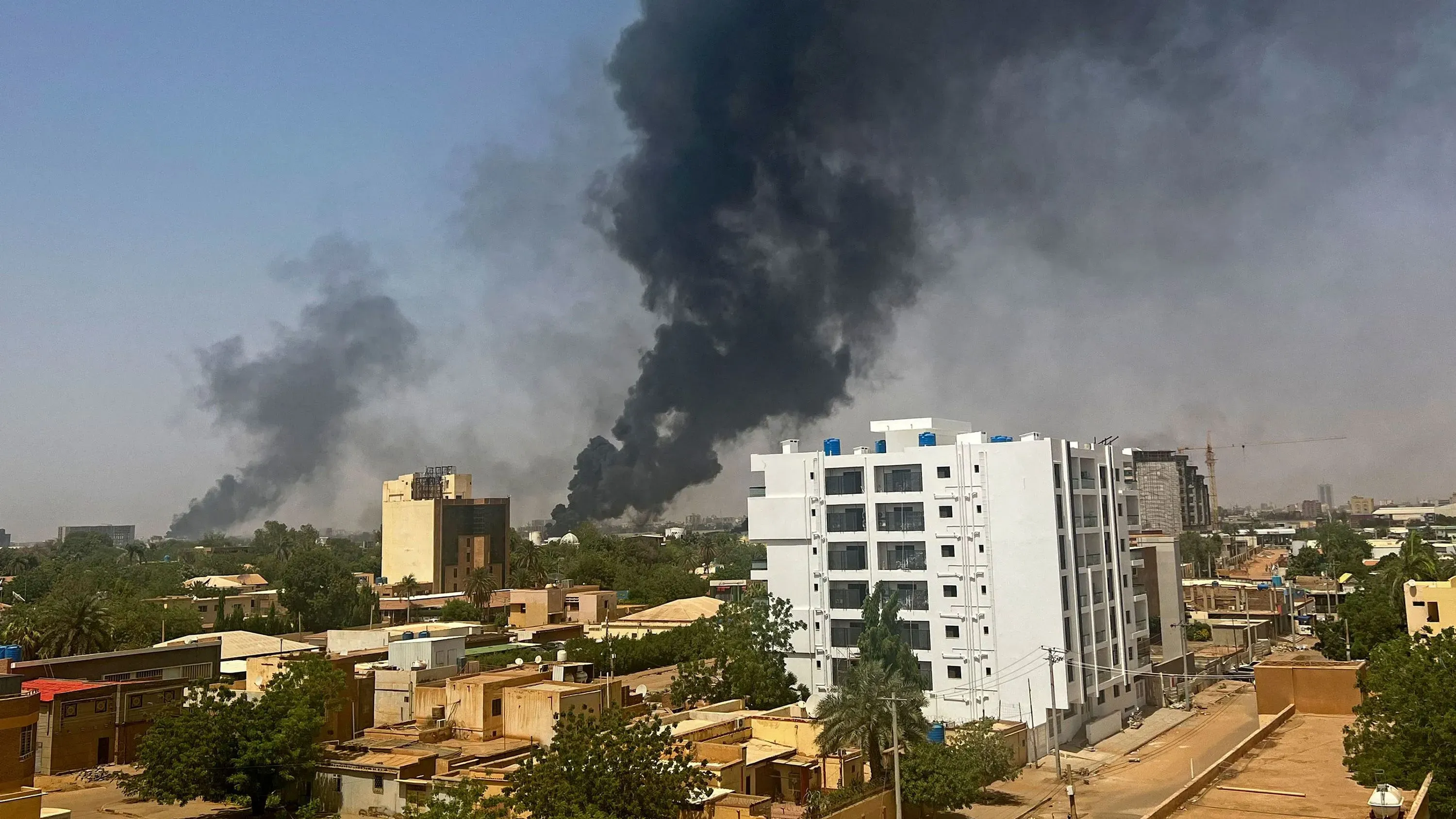 تصاعد دخان أسود كثيف فوق مباني الخرطوم، مما يشير إلى تصاعد القتال بين الجيش السوداني وقوات الدعم السريع في العاصمة.