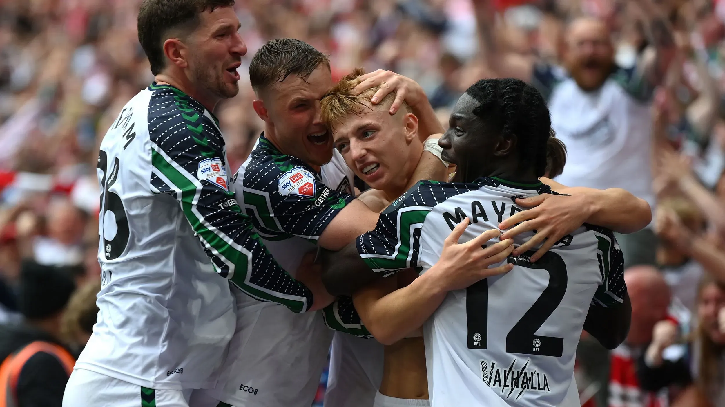 احتفال لاعبي سندرلاند بعد تسجيل هدف الفوز في الدقيقة 95 ضد شيفيلد يونايتد، مما أدى إلى صعود الفريق للدوري الإنجليزي الممتاز.