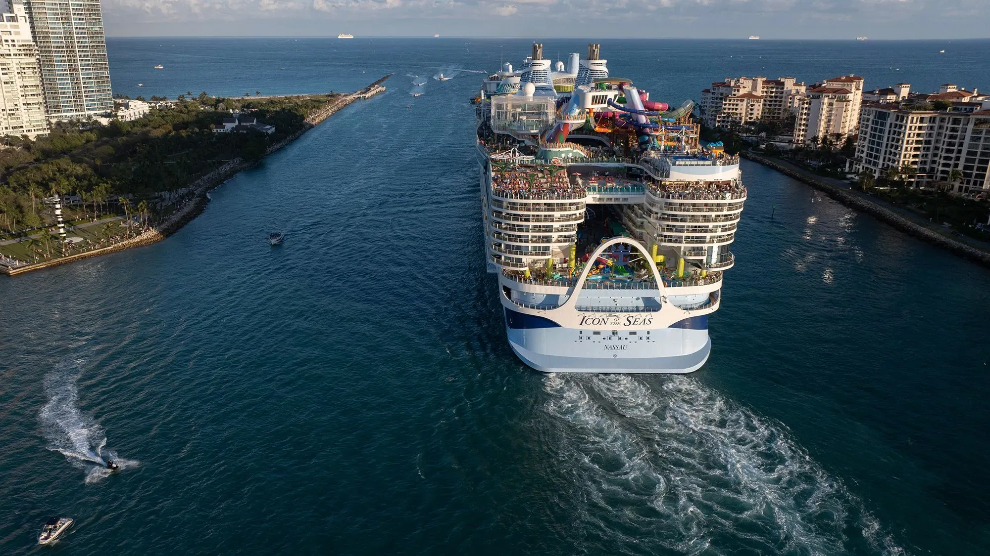 سفينة "Icon of the Seas" الضخمة تبحر في المحيط، مع مرافق ترفيهية ملونة ومزدحمة، مما يعكس اتجاه السفن السياحية العملاقة.