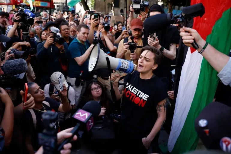 محتجون في لندن يحملون لافتات ويهتفون دعمًا لحركة "العمل من أجل فلسطين" خلال مظاهرة بعد فرض حظر على المجموعة.