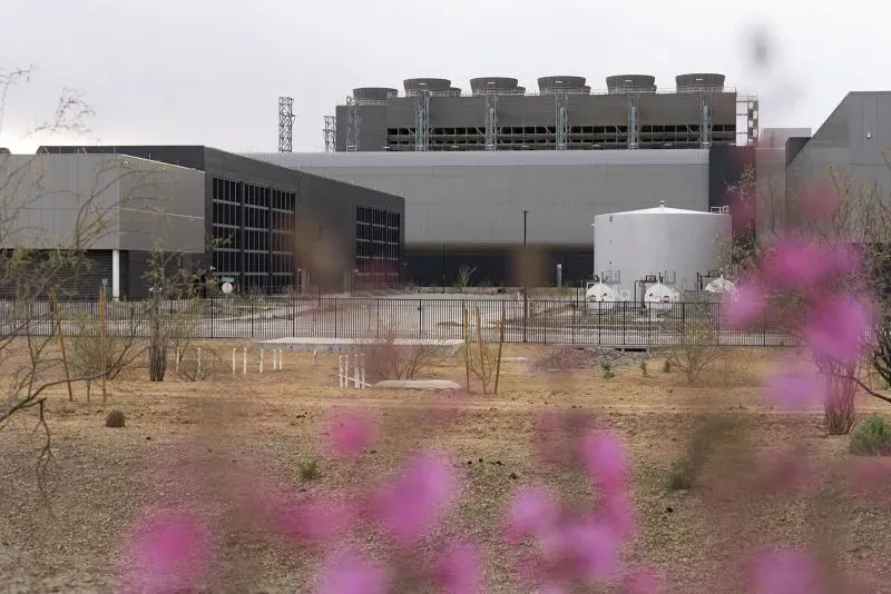 مبنى مصنع أشباه الموصلات في تايوان، مع تفاصيل هندسية واضحة، يرمز إلى جهود تايوان لمراقبة الصادرات وسط التوترات مع الصين.