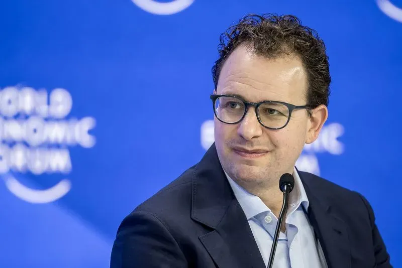 داريو أمودي، الرئيس التنفيذي لشركة أنثروبيك، يتحدث في منتدى اقتصادي، محذرًا من تأثير الذكاء الاصطناعي على الوظائف والبطالة.