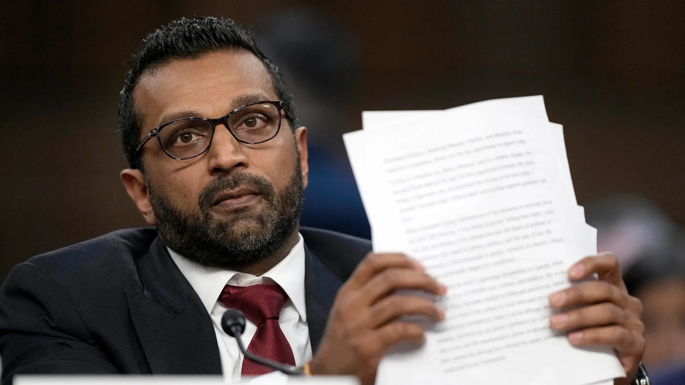يشير كاش باتيل خلال جلسة استماع في مجلس الشيوخ، وهو يحمل أوراقًا، وسط تساؤلات حول تعليقاته السابقة ونظرته لمكتب التحقيقات الفيدرالي.
