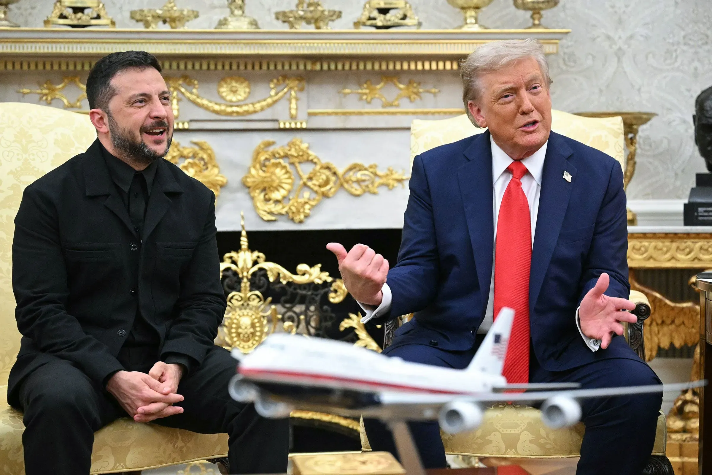 اجتمع الرئيس الأمريكي دونالد ترامب مع الرئيس الأوكراني فولوديمير زيلينسكي في المكتب البيضاوي لمناقشة الضمانات الأمنية لأوكرانيا.