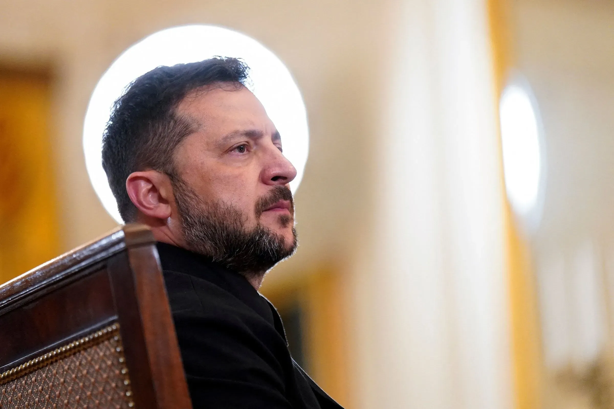 اجتمع الرئيس الأوكراني زيلينسكي مع قادة أوروبيين في البيت الأبيض، حيث ناقشوا الضمانات الأمنية لأوكرانيا وسبل إنهاء الحرب مع روسيا.