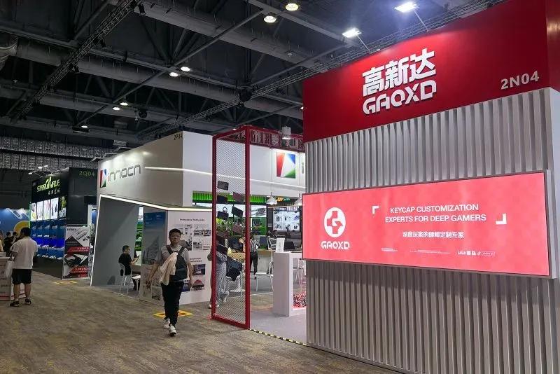 جناح شركة Gaoxd في المعرض التجاري العالمي في هونغ كونغ، حيث تعرض لوحات المفاتيح المخصصة وسط حشود الزوار.