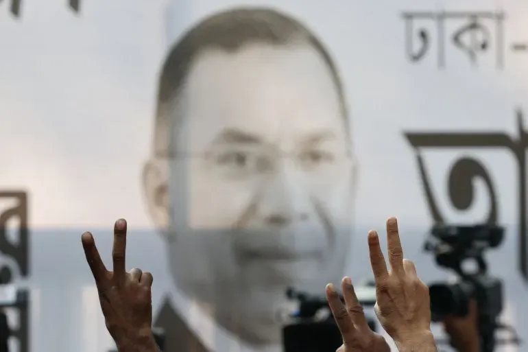 أيدت حشود من الناس في دكا رئيس الوزراء الجديد طارق الرحمن، مع رفع أصابعهم بعلامة النصر أمام صورة له، تعبيرًا عن الأمل في التغيير.