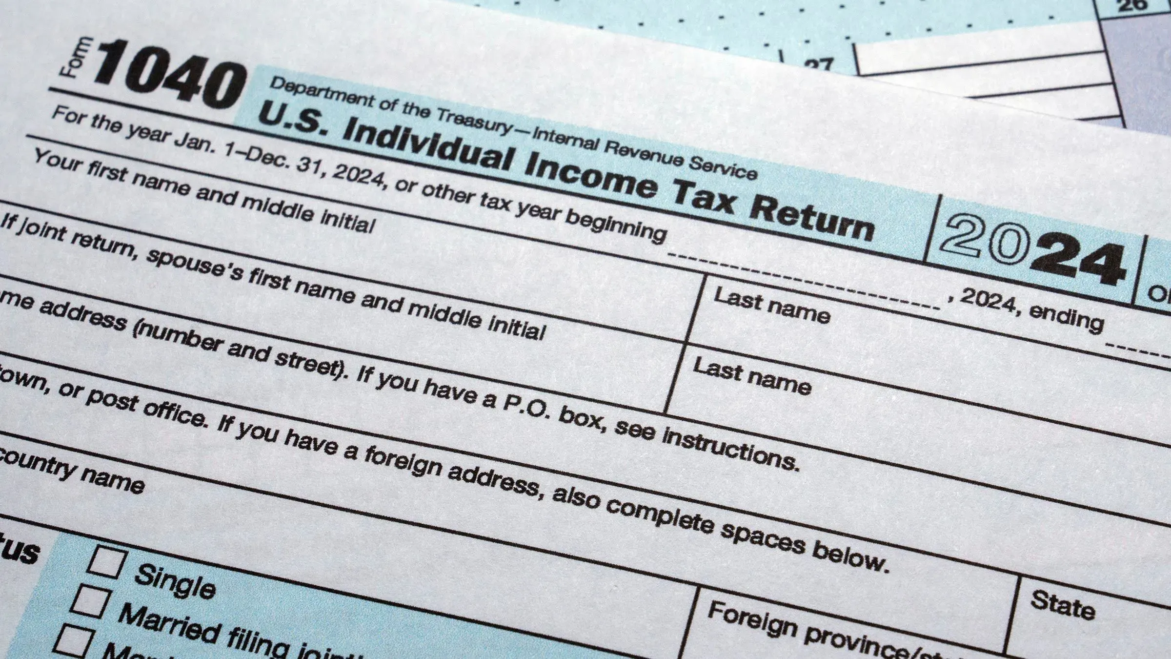 نموذج إقرار ضريبة الدخل الفردية لعام 2024، يظهر تفاصيل تقديم الإقرارات الضريبية في الولايات المتحدة وسط انخفاض في عدد الإيداعات.