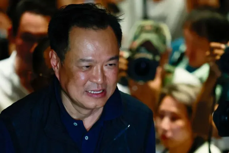 أنوتين تشارنفيراكول، زعيم حزب بومجايثاي، يظهر خلال نتائج الانتخابات العامة في تايلاند، حيث حقق حزبه تقدمًا ملحوظًا.