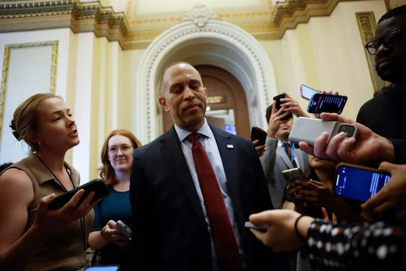 مشرع ديمقراطي يتحدث للصحفيين في مبنى الكونغرس، محاطًا بأشخاص يحملون هواتفهم لتغطية التصريحات حول مشروع قانون الرعاية الصحية.