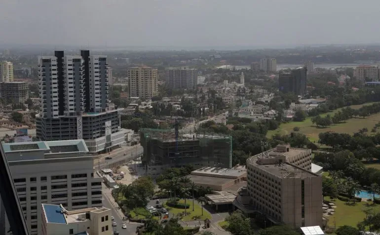 منظر بانورامي لمدينة دار السلام في تنزانيا، يظهر المباني الحديثة والمساحات الخضراء، مما يعكس النمو الاقتصادي والتطور العمراني.