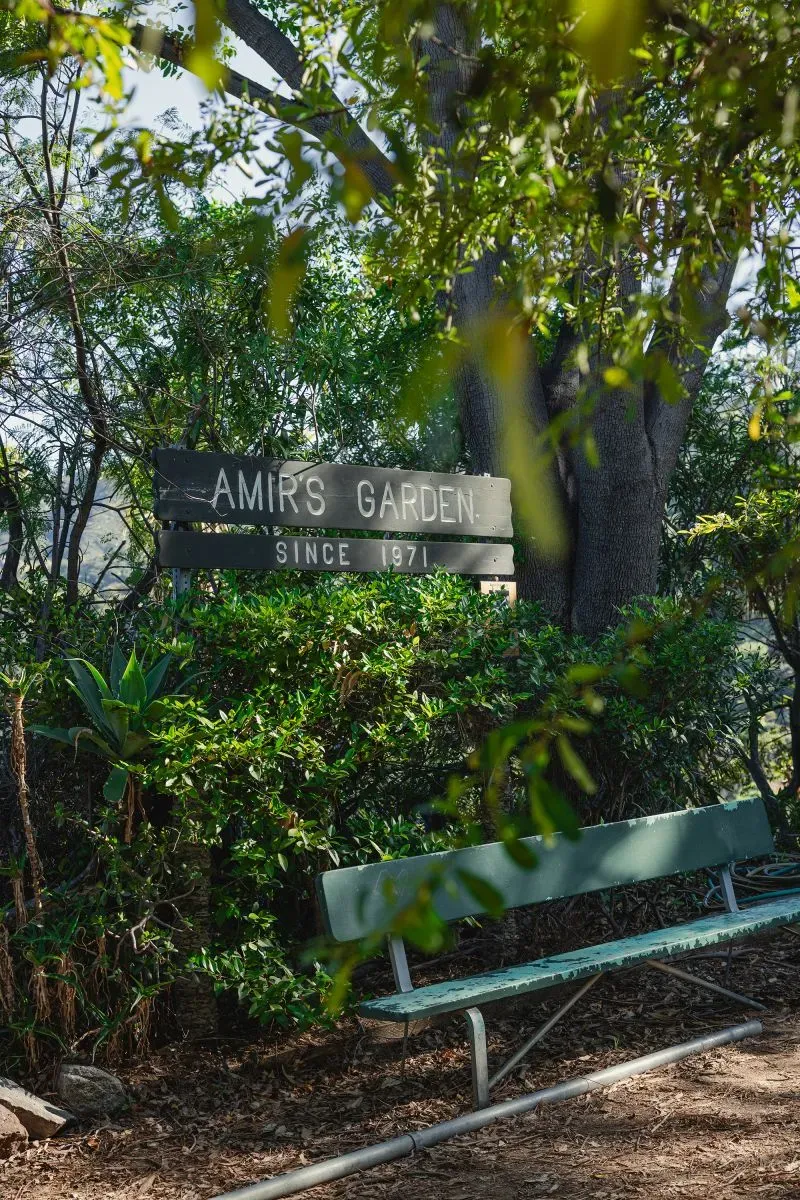 حديقة أمير، في غريفيث بارك، تحتوي على لافتة تحمل اسمها منذ عام 1971، محاطة بالنباتات الخضراء ومكان مثالي للاسترخاء.