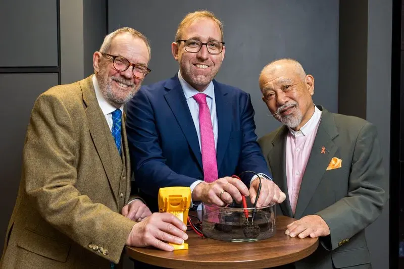 العلماء المشاركون في اكتشاف الأكسجين المظلم يظهرون وهم يجربون معدات لتحليل المياه في المختبر، مرتبطًا بالبحث عن ظواهر تحت البحر.