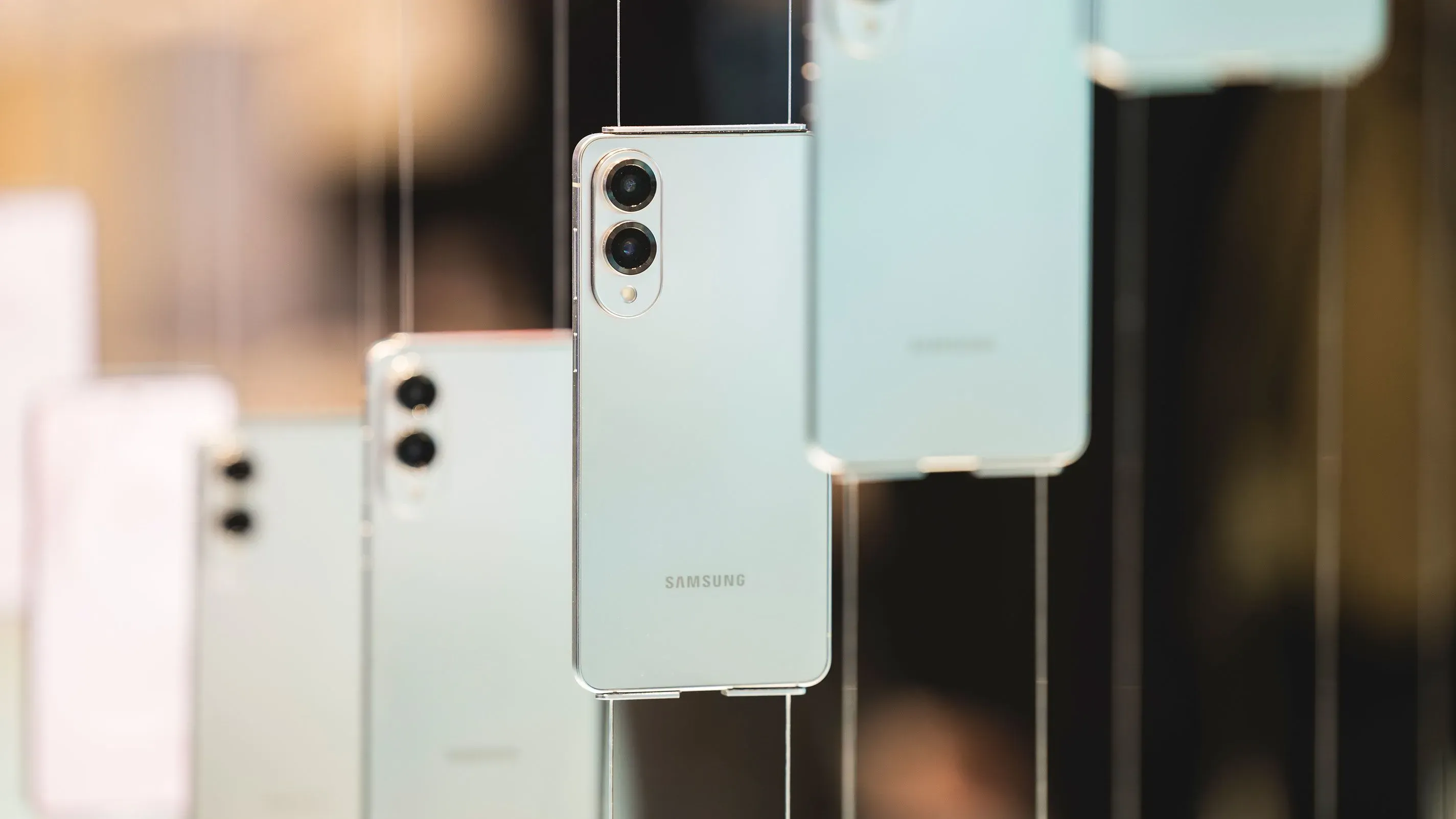 هاتف سامسونج معلق في عرض، يظهر تصميمه الأنيق والكاميرات المزدوجة، مما يعكس الابتكار في صناعة الهواتف الذكية.
