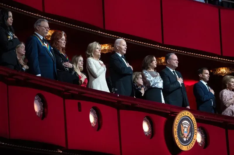 حضور بارز لشخصيات في مركز كينيدي، مع التركيز على الرئيس بايدن والسيدة الأولى، في مناسبة احتفالية تعزز الفنون.