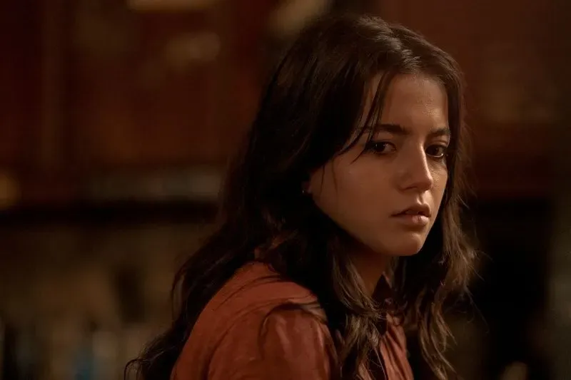 إيلي تبدو حزينة ومتفكرة في مشهد درامي من مسلسل "The Last of Us"، حيث تعكس مشاعر الصراع الداخلي بعد الأحداث المؤلمة.