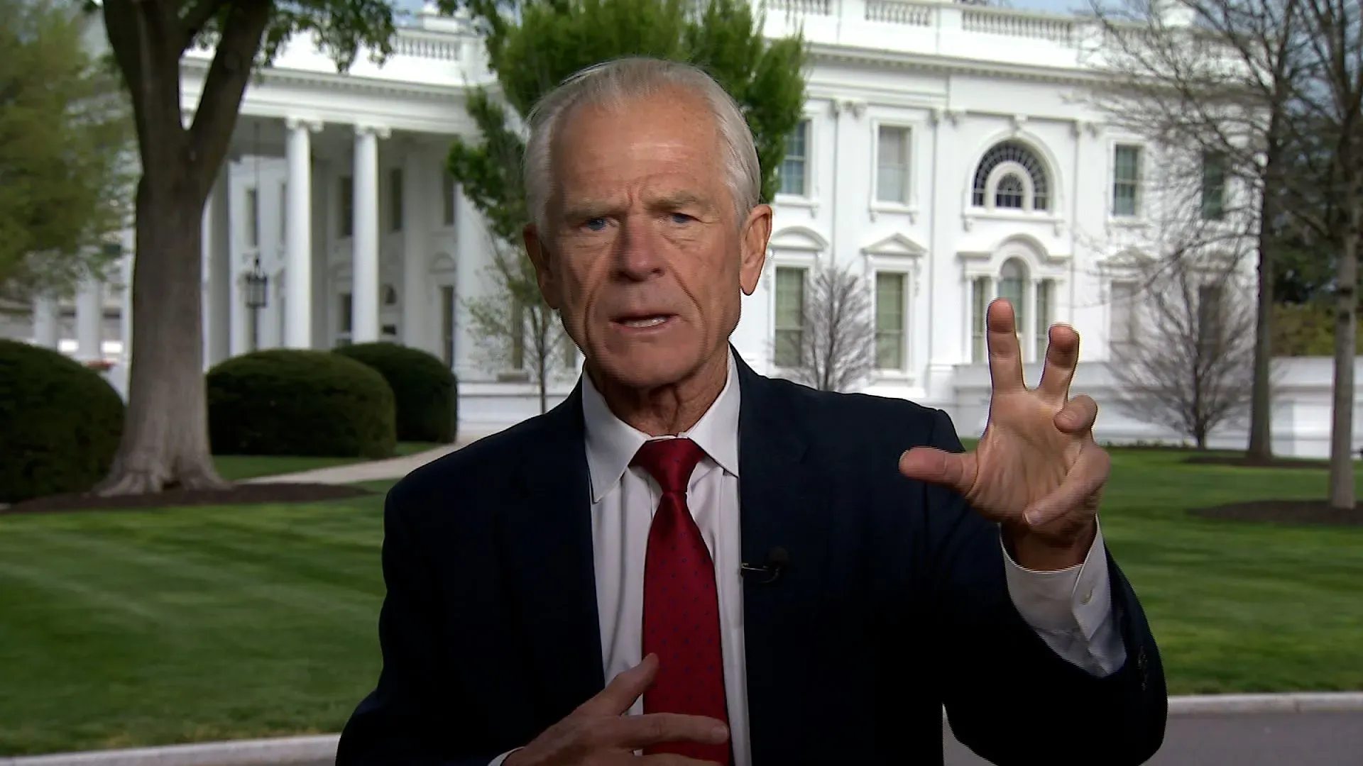 بيتر نافارو يتحدث أمام البيت الأبيض، معبرًا عن آرائه حول التجارة وتأثير التعريفات الجمركية على الاقتصاد الأمريكي.