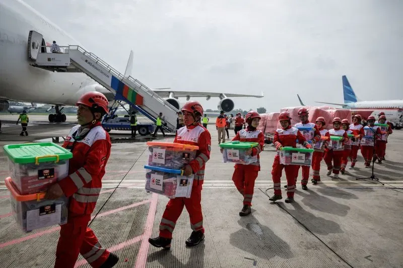 فرق الإغاثة تحمل صناديق المساعدات في مطار، استعدادًا لتقديم الدعم للمتضررين من الزلزال في ميانمار.