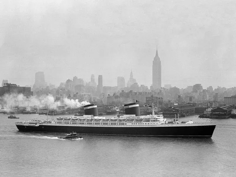 سفينة SS United States تكسر الأمواج بجانب مدينة نيويورك، تذكر تاريخها كأيقونة بحرية وسجلها القياسي في السرعة عبر المحيط الأطلسي.