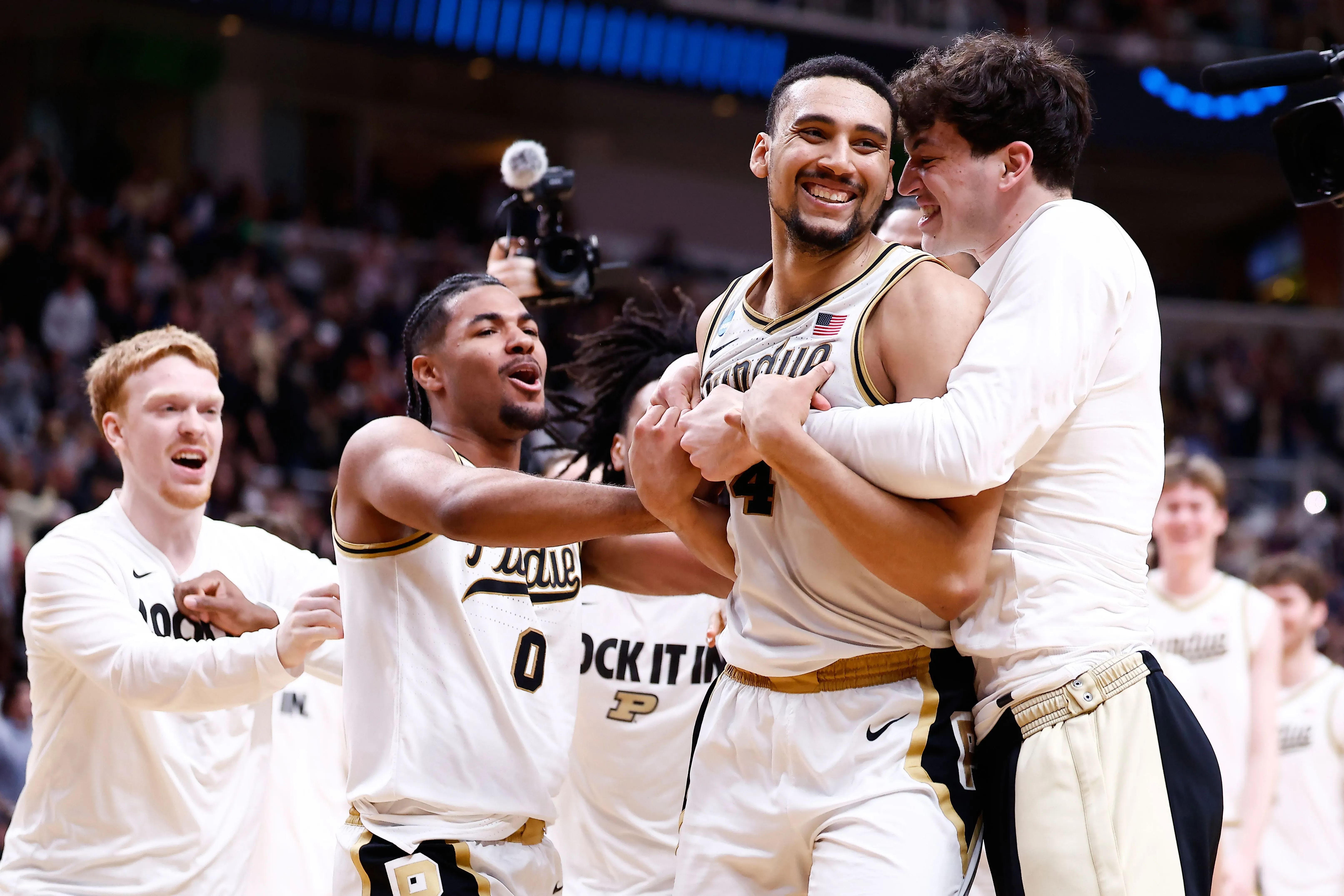 احتفال لاعبي بوردو بعد الفوز على تكساس في بطولة جنون مارس، حيث يظهر اللاعب تري كوفمان-رين وسط زملائه بعد تسجيل سلة الفوز.