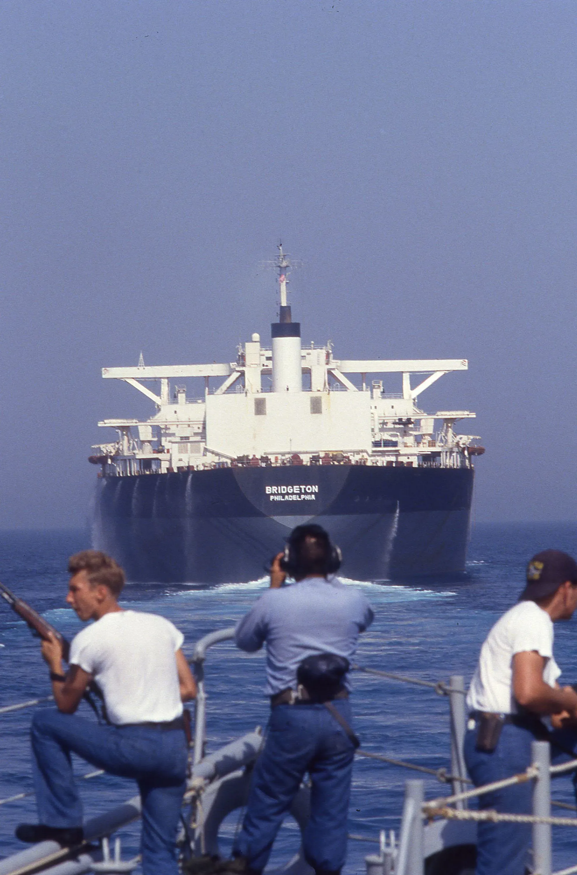 سفينة النفط "بريدجتون" تبحر في الخليج العربي، مع طاقم بحري أمريكي يستعد لمرافقتها خلال التوترات البحرية في الثمانينيات.