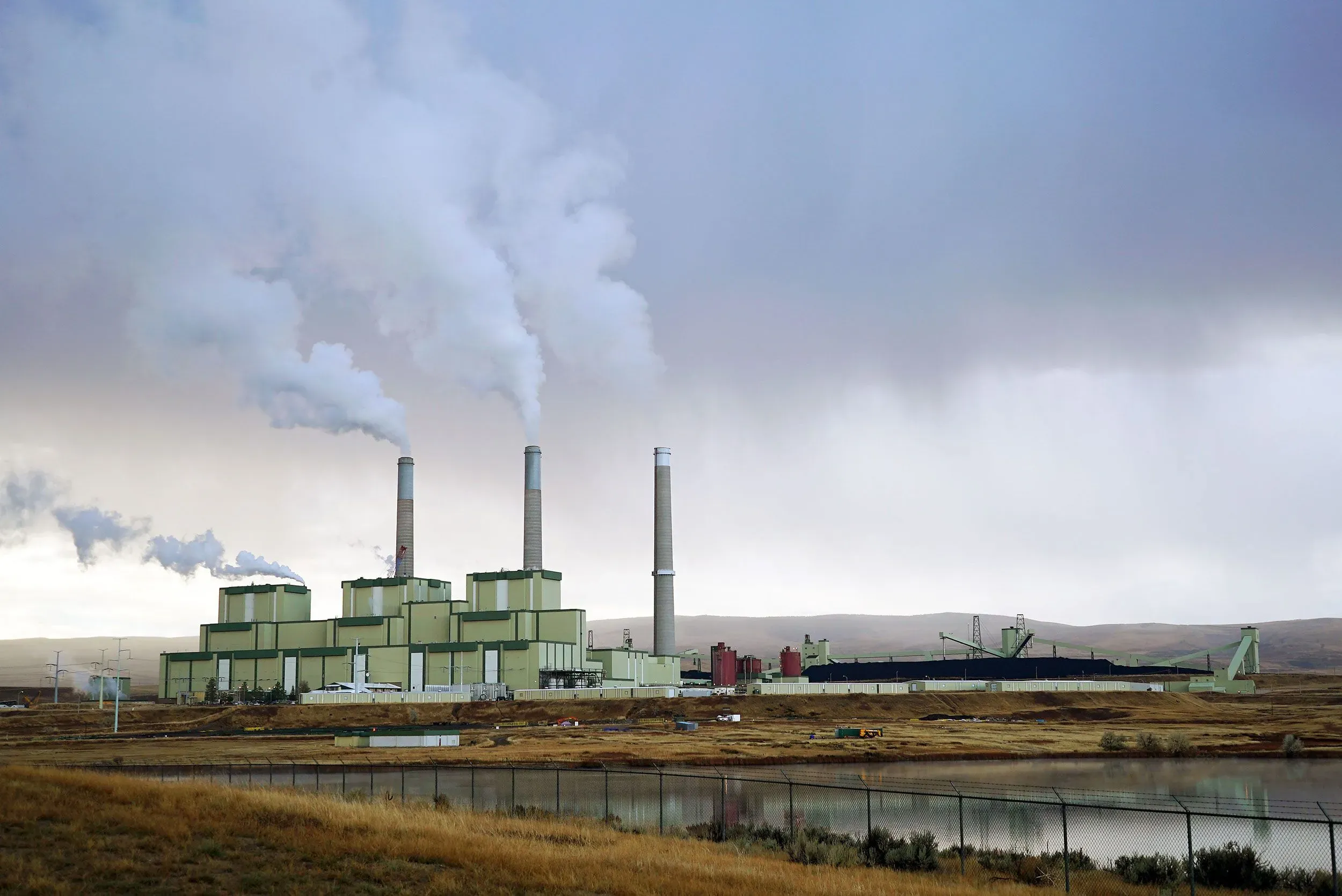 محطة كريغ 1 لتوليد الطاقة بالفحم في كولورادو، مع انبعاثات الدخان من المداخن، تُبقيها إدارة ترامب مفتوحة رغم التحديات الاقتصادية والبيئية.