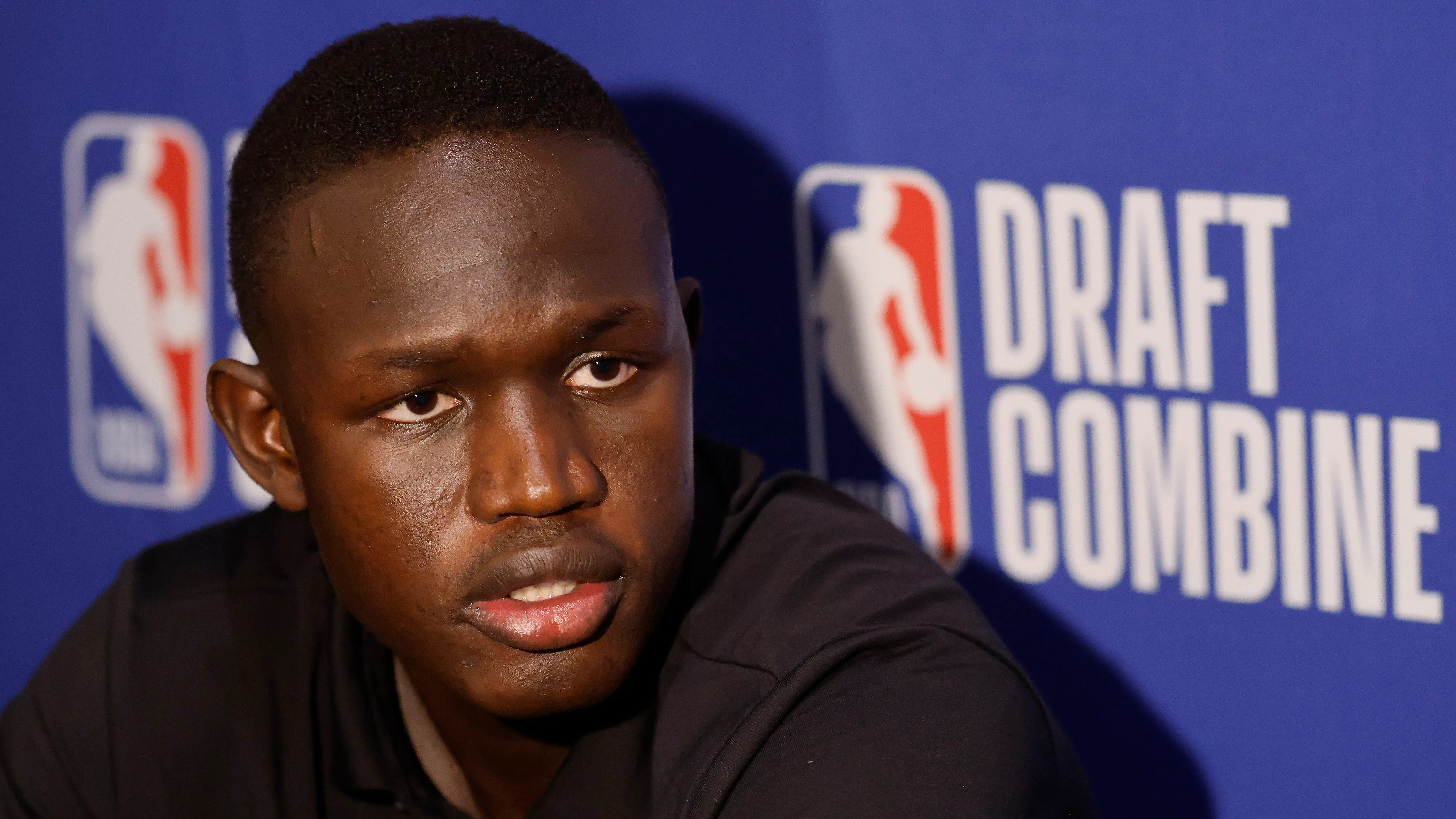 خامان مالواش، لاعب كرة السلة، يتحدث خلال حدث مسودة الدوري الأمريكي للمحترفين، مع التركيز على تحديات التأشيرات.