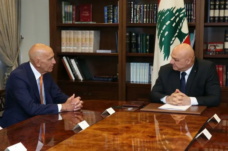 اجتماع بين الرئيس اللبناني جوزيف عون والدبلوماسي الأمريكي توماس باراك في بيروت، مع العلم أن العلم اللبناني يظهر خلفهم.