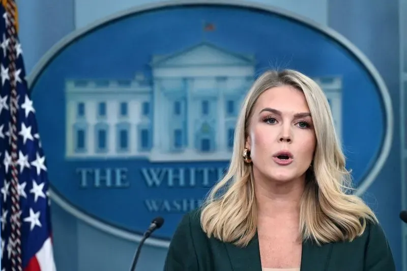 تظهر السكرتيرة الصحفية للبيت الأبيض كارولين ليفيت أثناء حديثها في المؤتمر الصحفي، مع العلم الأمريكي خلفها، حيث تناقش قضية تتعلق بالأمن القومي.