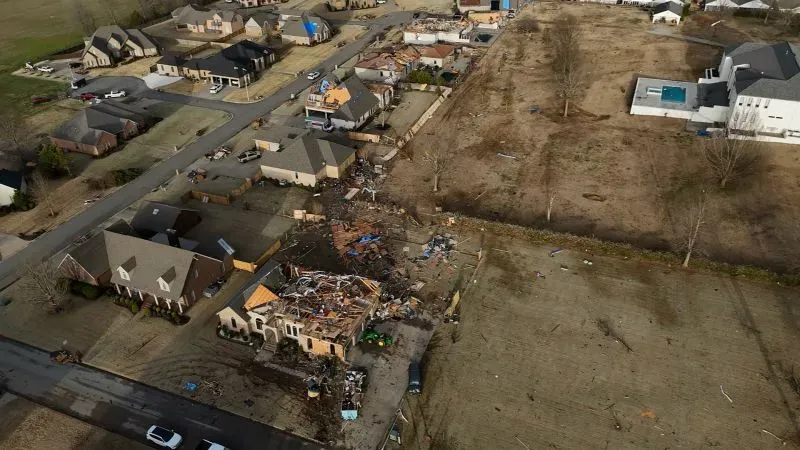 تظهر الصورة آثار إعصار مدمر في أركنساس، حيث دُمر منزل بالكامل بينما تُظهر البيوت المجاورة بعض الأضرار.