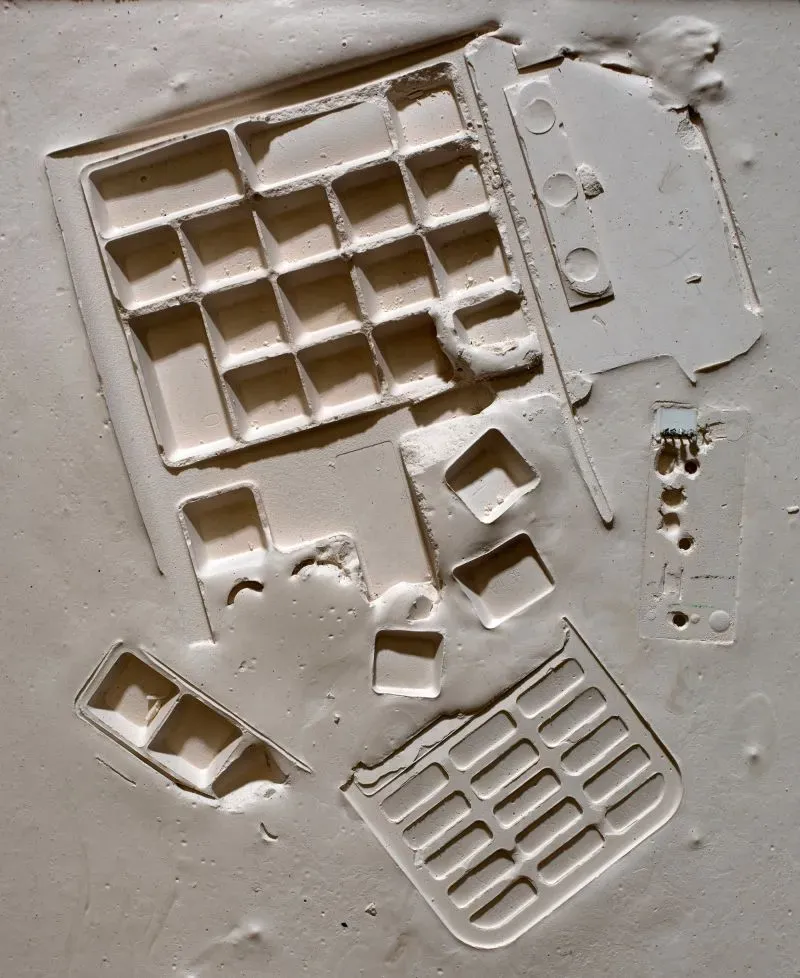 صورة توضح آثارًا من مواد صناعية مثل البلاستيك والألمنيوم، تعكس تأثير الحضارة البشرية على الجيولوجيا في المستقبل.