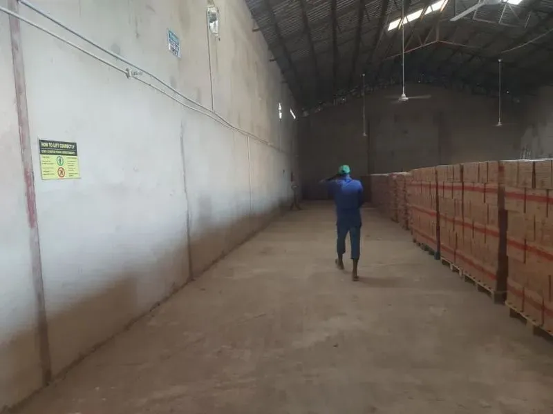 مستودع في شمال شرق نيجيريا يحتوي على صناديق غذائية، حيث تعاني منظمة العمل ضد الجوع من نقص في المواد الغذائية لعلاج سوء التغذية.