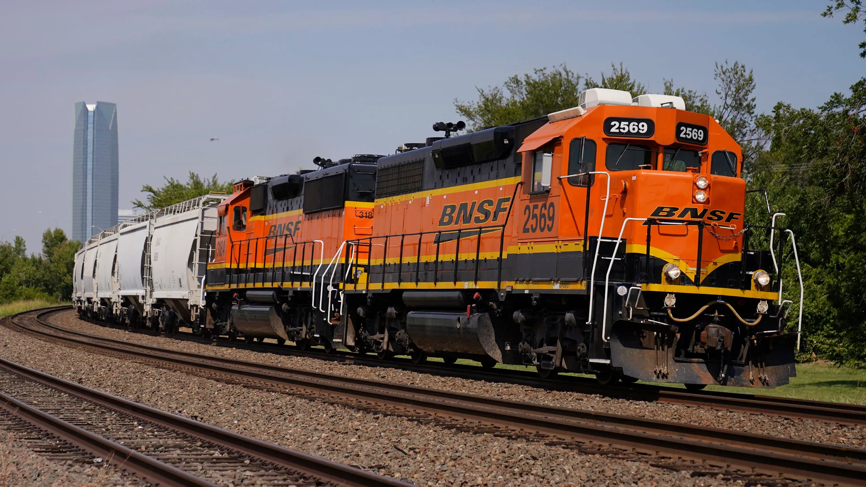 قطار شحن تابع لشركة BNSF يسير عبر منطقة نائية، مع التركيز على السرقات الأخيرة لأحذية نايكي بقيمة مليوني دولار.