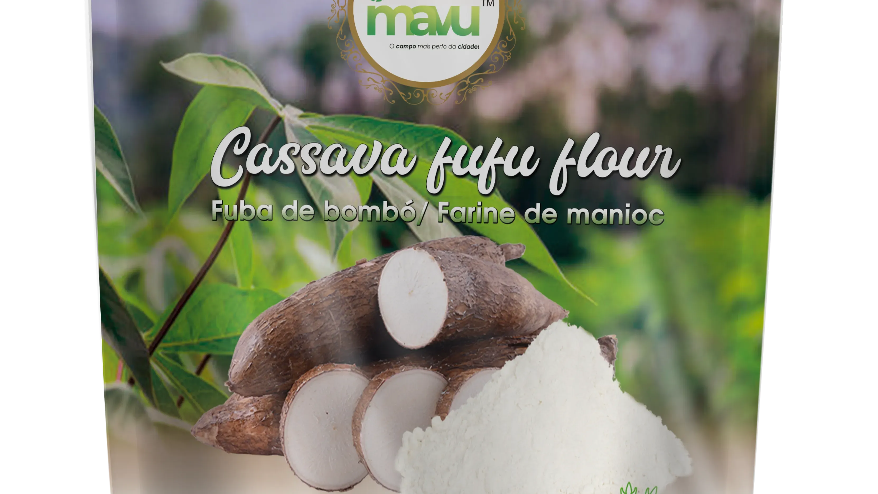 عبوة دقيق الكسافا مع خلفية طبيعية، تُبرز فوائدها كبديل خالٍ من الغلوتين، مما يعكس تنوع المنتجات الغذائية في أنغولا.