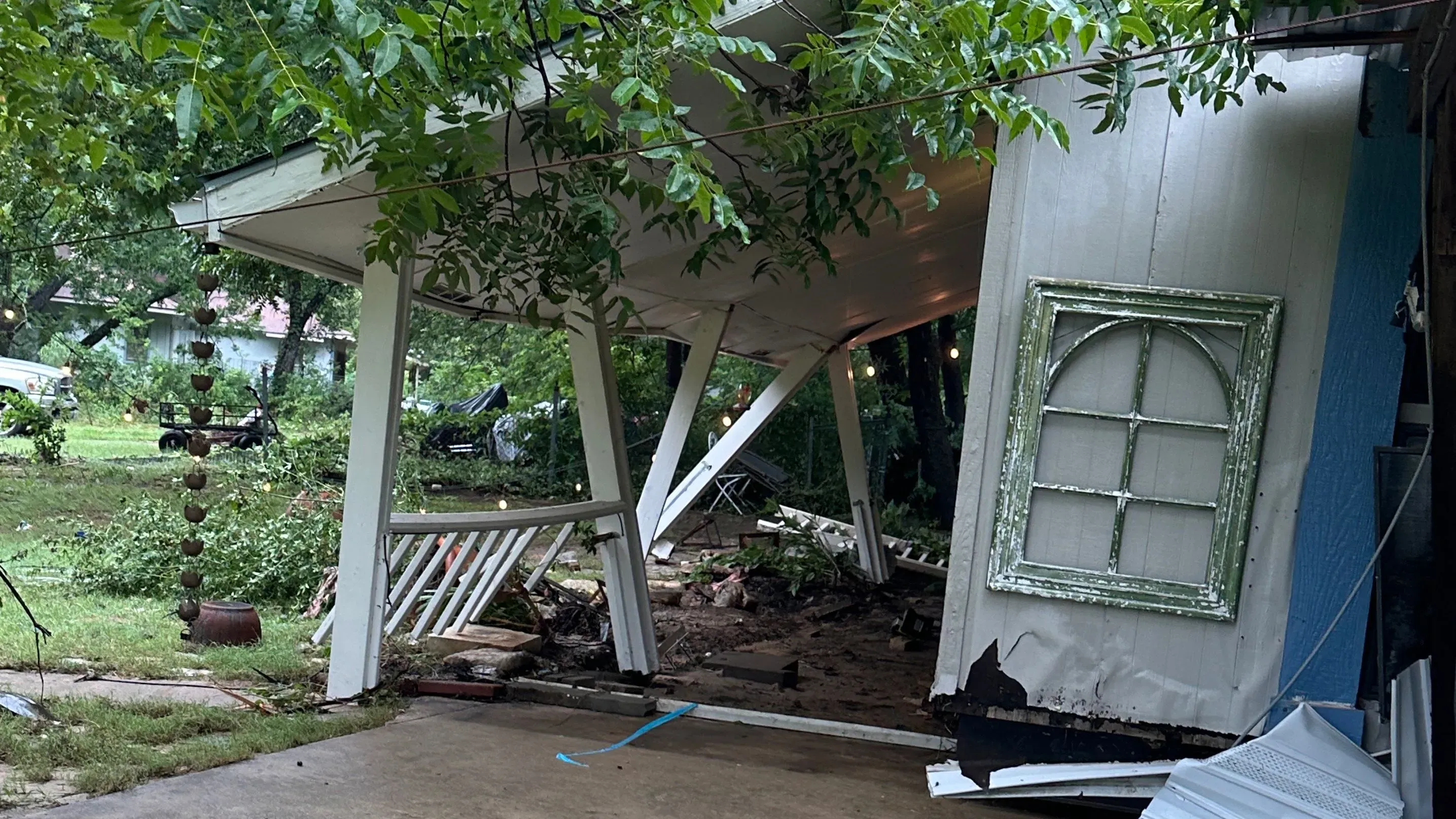 منزل متضرر في جونستاون، تكساس، بعد الفيضانات، يظهر انحرافه عن وضعه الطبيعي مع تضرر جدرانه وأساسه.