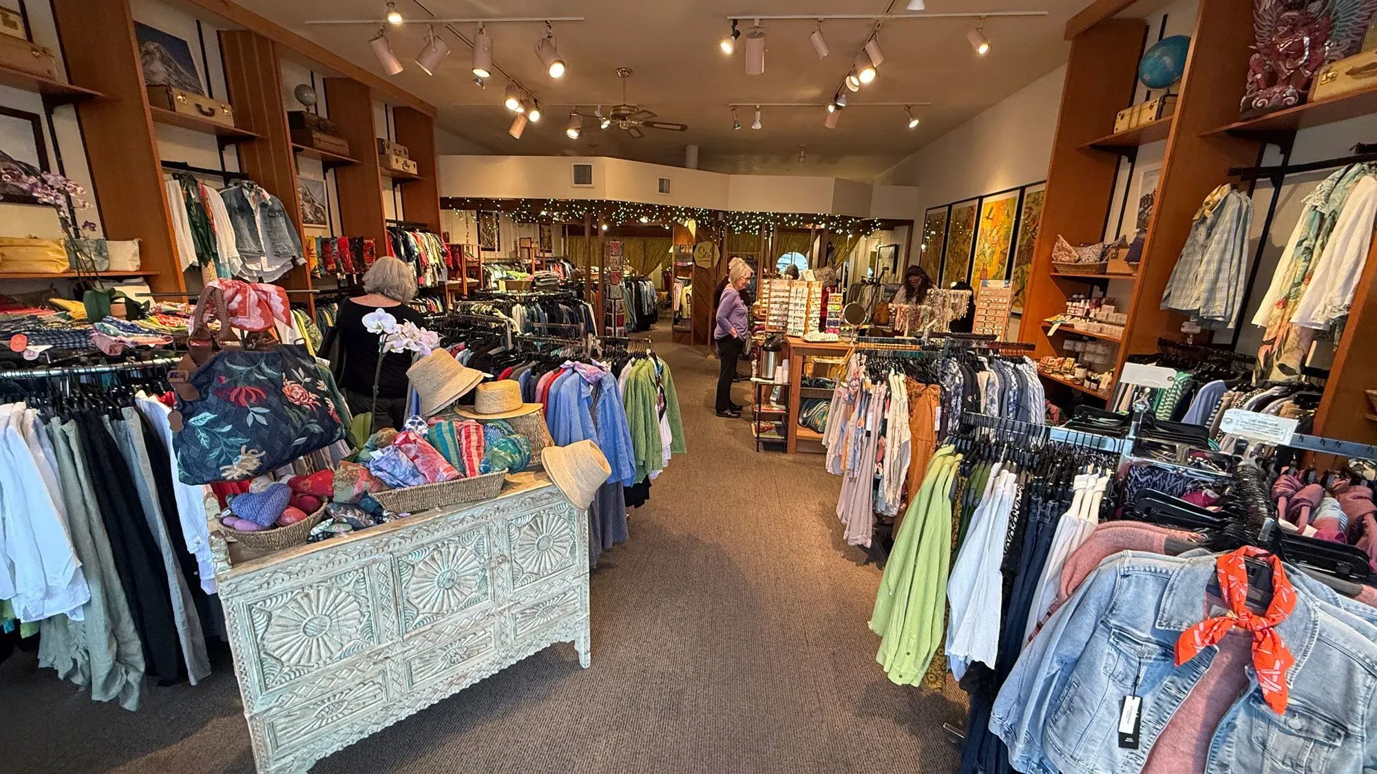 متجر ملابس بالوما يعرض مجموعة متنوعة من الملابس، مع زبائن يتجولون بين الأرفف، في ظل ارتفاع أسعار الوقود وتأثيره على الأعمال.