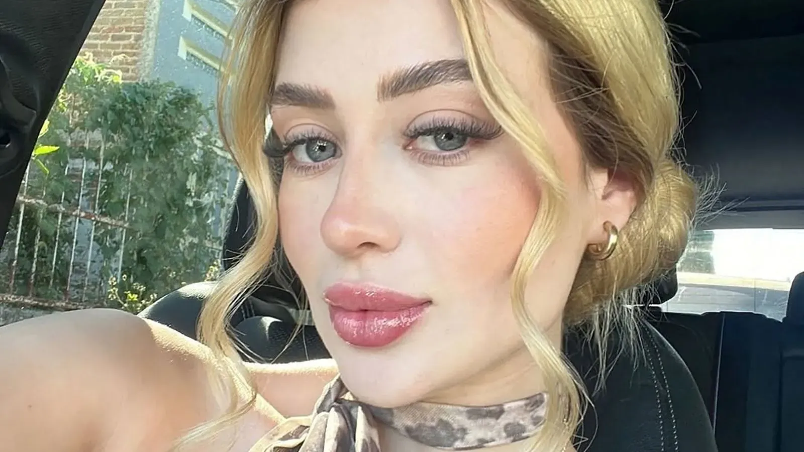صورة قريبة لفاليريا ماركيز، مؤثرة تجميل، تظهر بابتسامة، بشعر أشقر ومكياج ناعم، بينما كانت تتحدث إلى متابعيها على تيك توك.