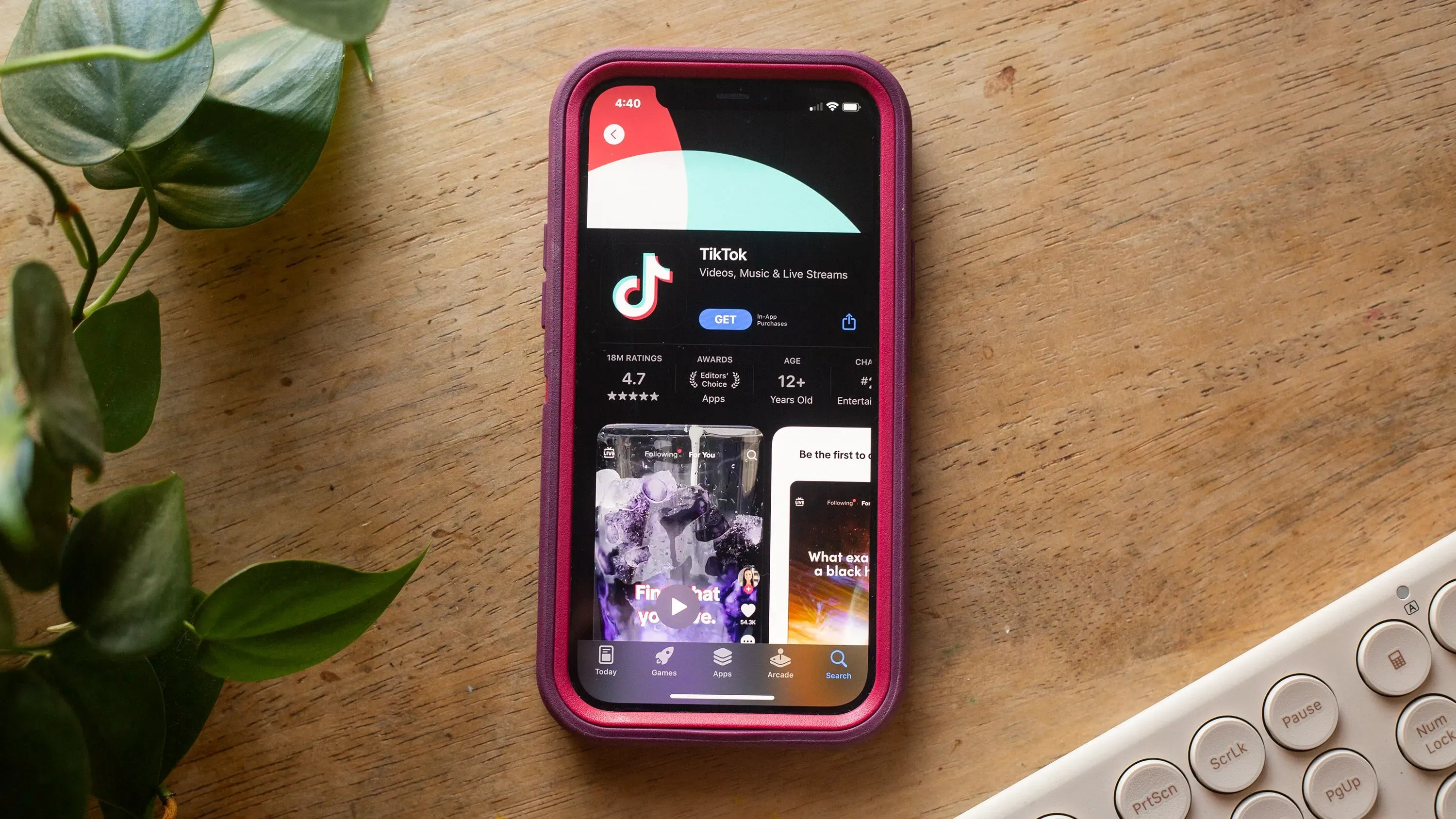 واجهة تطبيق تيك توك على هاتف ذكي، تعرض تقييمات وتعليقات المستخدمين، مع وجود نباتات في الخلفية، تعكس القلق بشأن مستقبل التطبيق.