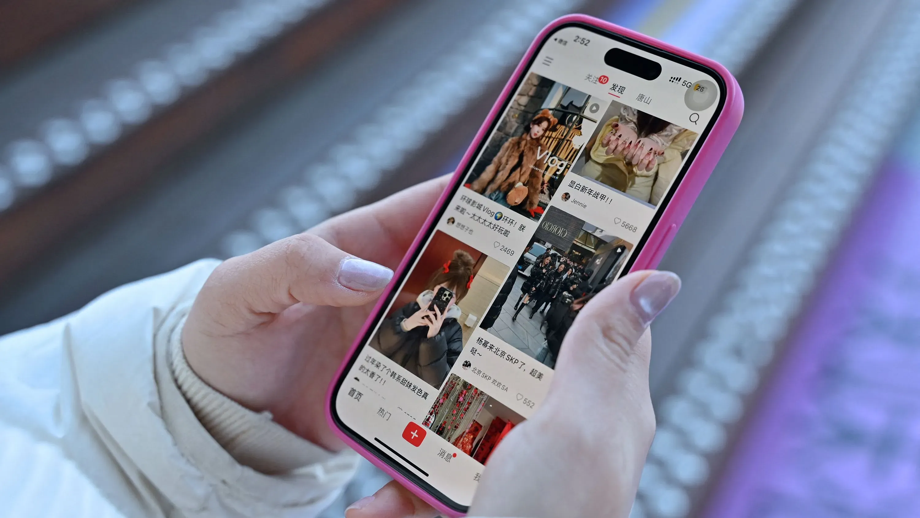 تظهر الصورة شخصاً يحمل هاتفاً ذكياً يعرض تطبيق RedNote، الذي يكتسب شعبية بين مستخدمي تيك توك بعد مخاوف الحظر.