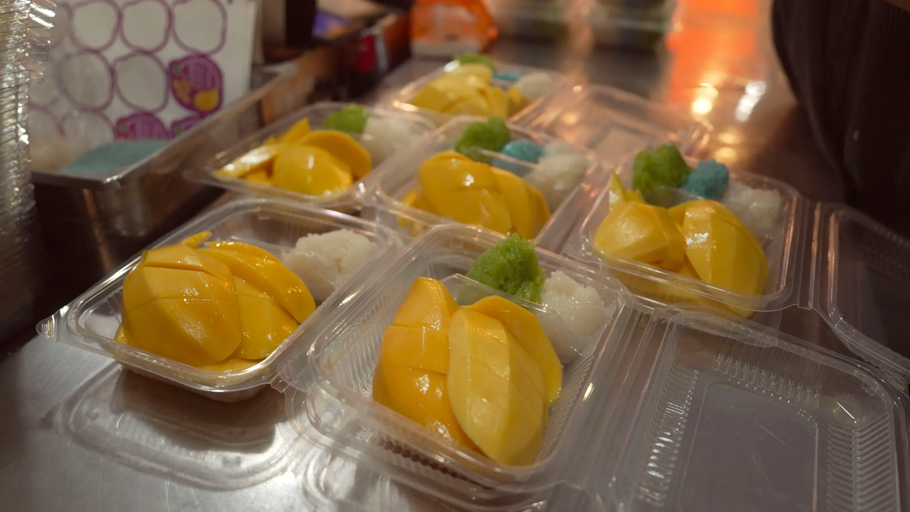 طبق من الأرز مع شرائح المانجو الطازجة، يقدم مع كريمة جوز الهند، يمثل أحد الأطباق الشهيرة في بانكوك.