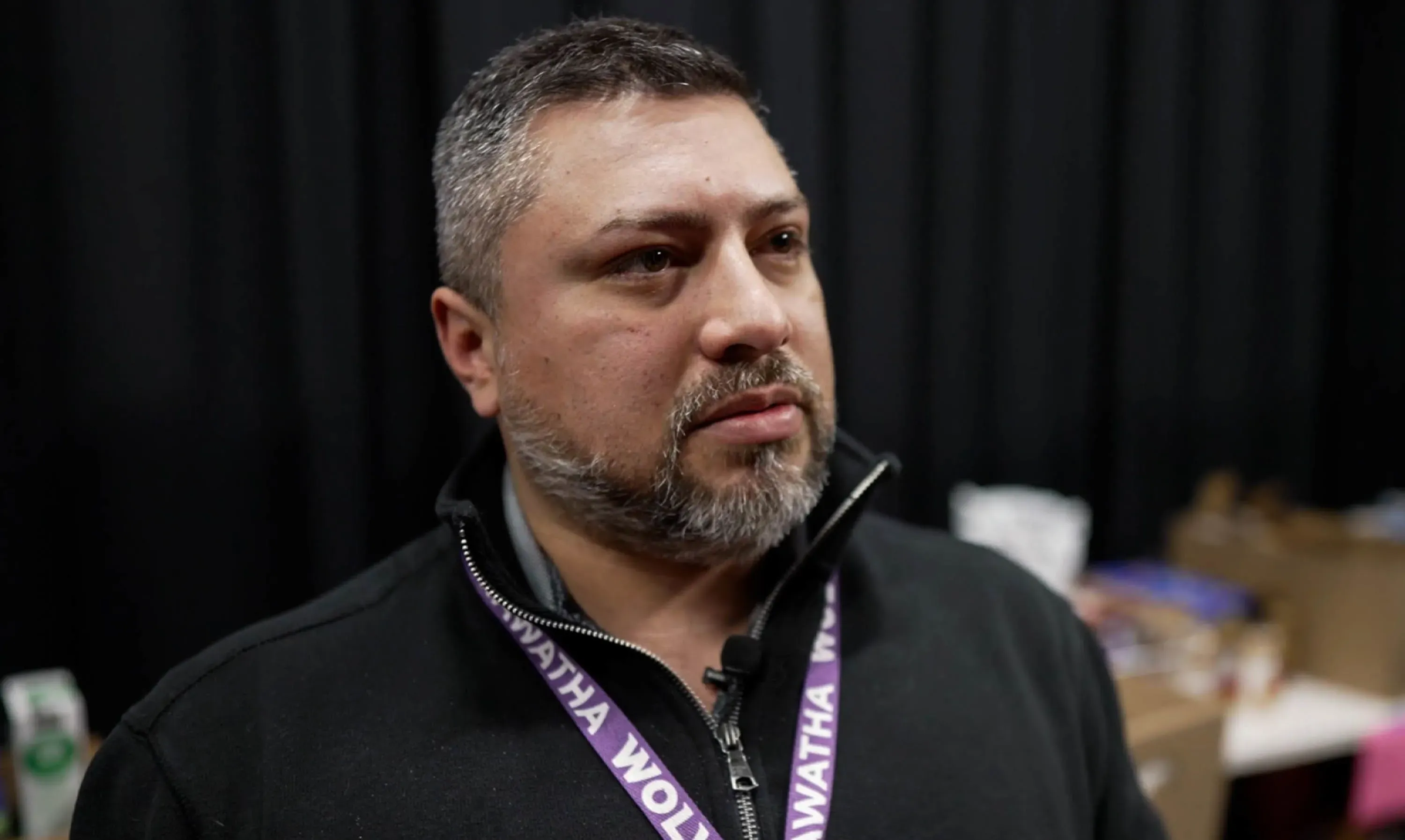 مارلون باتريس، مدير مدرسة في مينيسوتا، يعبر عن مخاوفه بشأن تأثير عمليات الهجرة على طلابه ومجتمعه، مع دموع في عينيه.